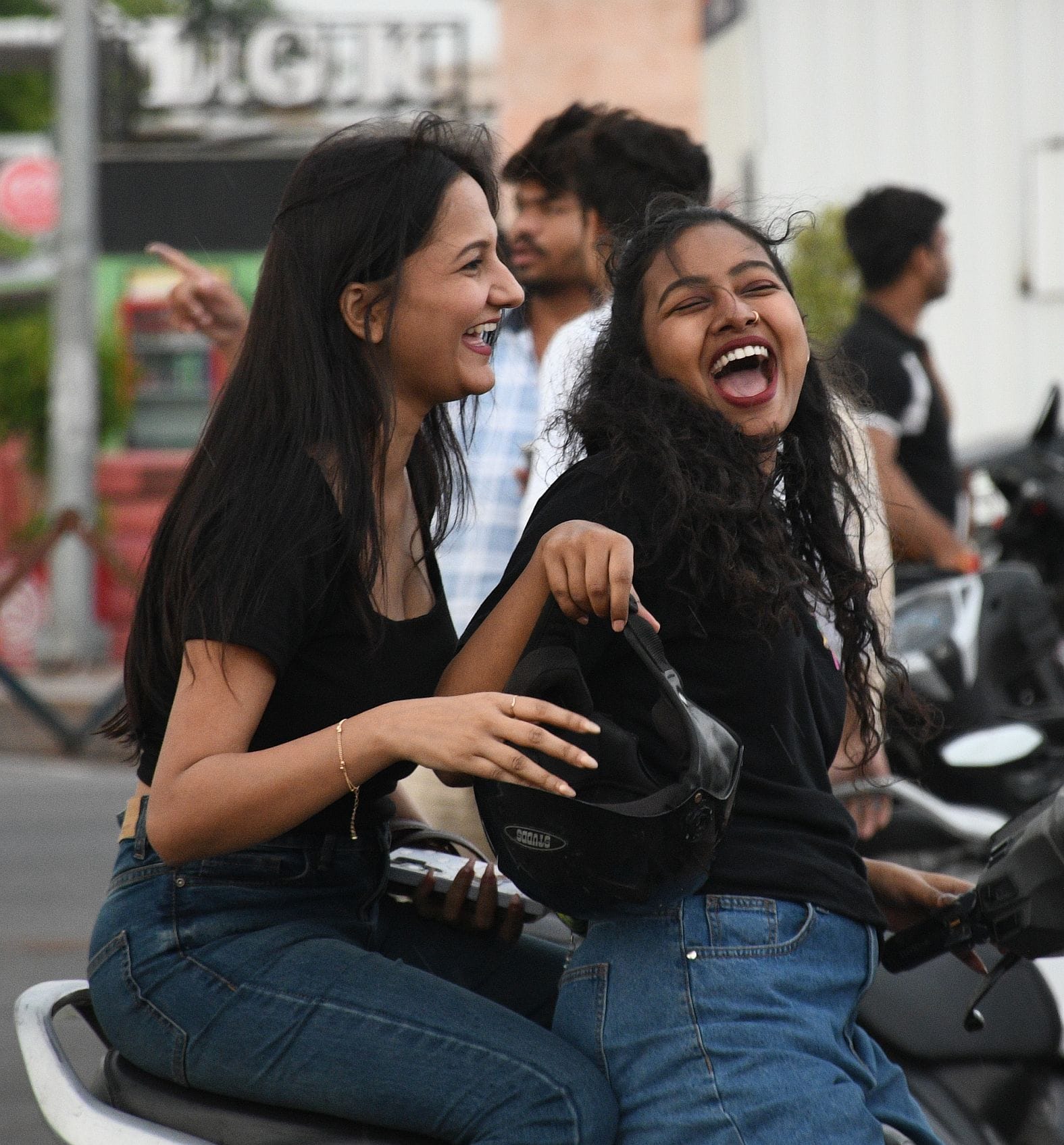 तस्वीरों में देखिए रविवार को राजधानी में आंधी, बारिश, जलभराव और मौज-मस्ती के नजारे। तस्वीरों में देखिए रविवार को राजधानी में आंधी, बारिश, जलभराव और मौज-मस्ती के नजारे।