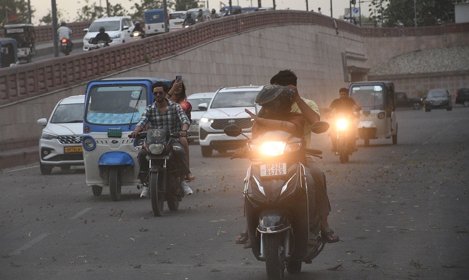 तस्वीरों में देखिए रविवार को राजधानी में आंधी, बारिश, जलभराव और मौज-मस्ती के नजारे। तस्वीरों में देखिए रविवार को राजधानी में आंधी, बारिश, जलभराव और मौज-मस्ती के नजारे।