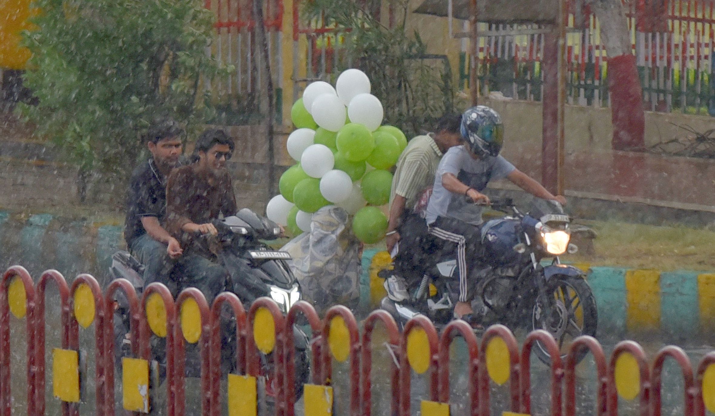 तस्वीरों में देखिए रविवार को राजधानी में आंधी, बारिश, जलभराव और मौज-मस्ती के नजारे। तस्वीरों में देखिए रविवार को राजधानी में आंधी, बारिश, जलभराव और मौज-मस्ती के नजारे।
