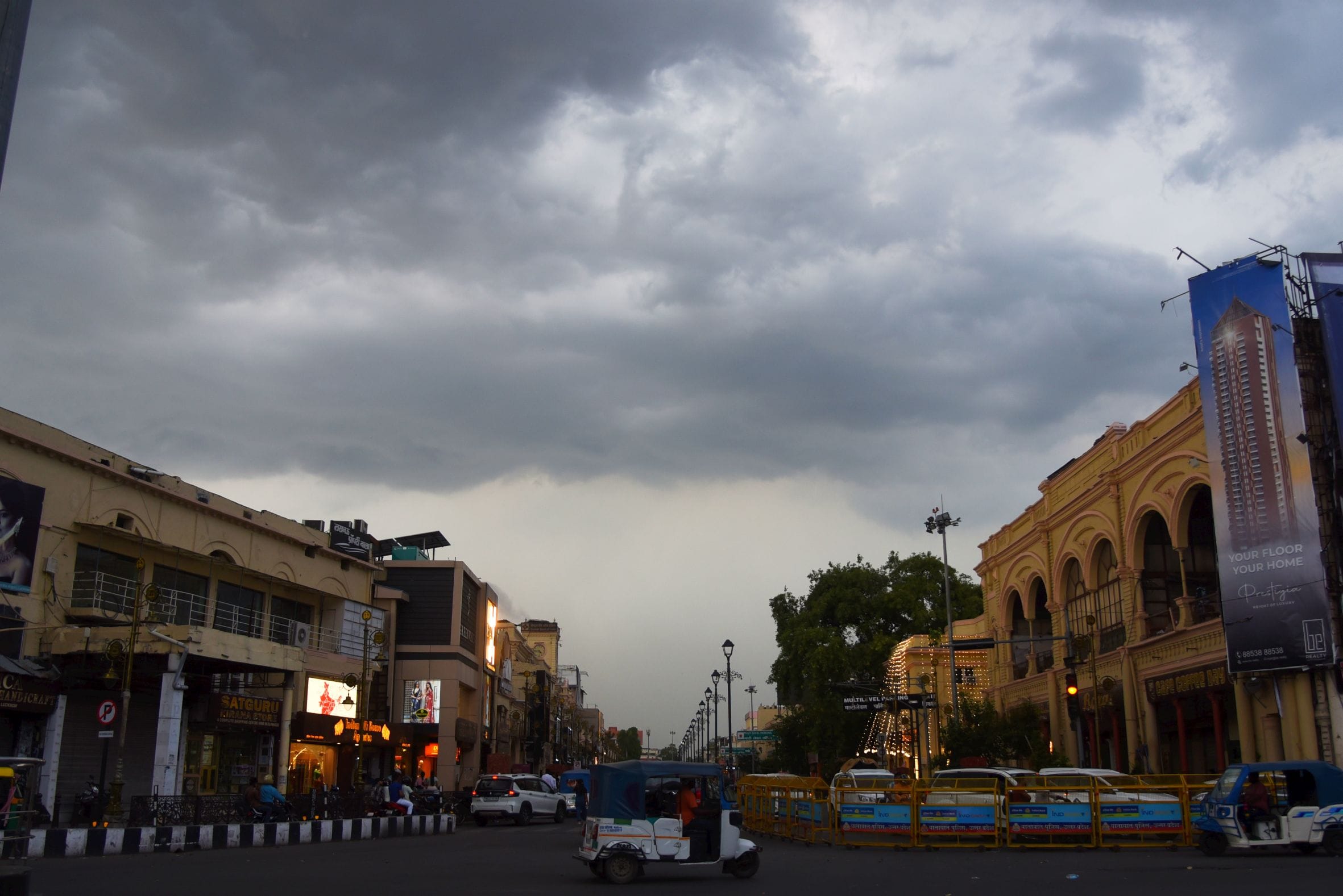 तस्वीरों में देखिए रविवार को राजधानी में आंधी, बारिश, जलभराव और मौज-मस्ती के नजारे। तस्वीरों में देखिए रविवार को राजधानी में आंधी, बारिश, जलभराव और मौज-मस्ती के नजारे।
