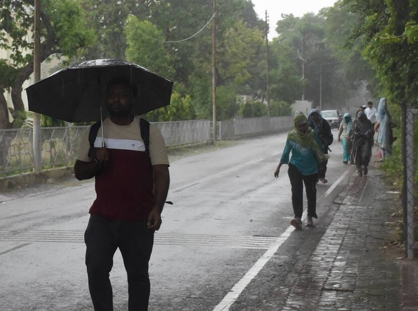 तस्वीरों में देखिए रविवार को राजधानी में आंधी, बारिश, जलभराव और मौज-मस्ती के नजारे। तस्वीरों में देखिए रविवार को राजधानी में आंधी, बारिश, जलभराव और मौज-मस्ती के नजारे।