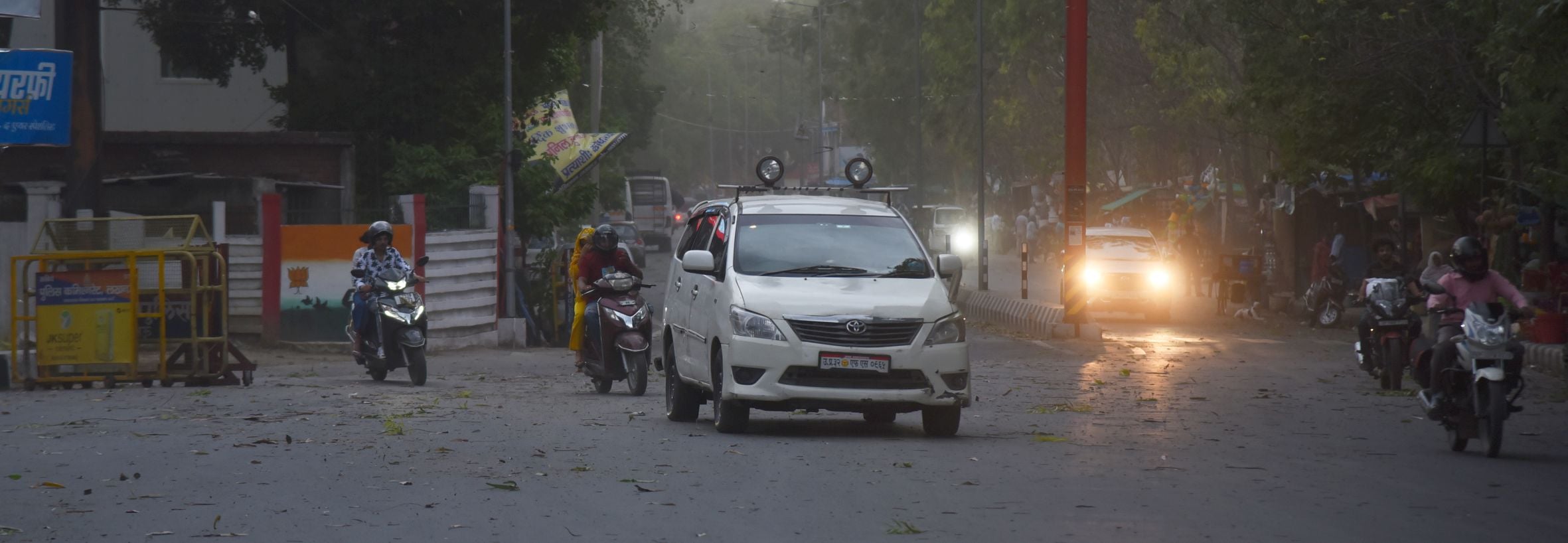 तस्वीरों में देखिए रविवार को राजधानी में आंधी, बारिश, जलभराव और मौज-मस्ती के नजारे। तस्वीरों में देखिए रविवार को राजधानी में आंधी, बारिश, जलभराव और मौज-मस्ती के नजारे।