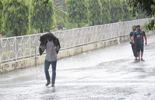 तस्वीरों में देखिए रविवार को राजधानी में आंधी, बारिश, जलभराव और मौज-मस्ती के नजारे। तस्वीरों में देखिए रविवार को राजधानी में आंधी, बारिश, जलभराव और मौज-मस्ती के नजारे।