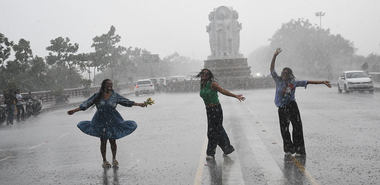 तस्वीरों में देखिए रविवार को राजधानी में आंधी, बारिश, जलभराव और मौज-मस्ती के नजारे। तस्वीरों में देखिए रविवार को राजधानी में आंधी, बारिश, जलभराव और मौज-मस्ती के नजारे।