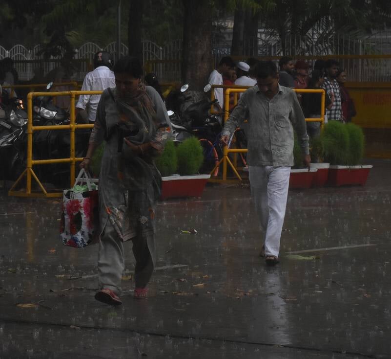 तस्वीरों में देखिए रविवार को राजधानी में आंधी, बारिश, जलभराव और मौज-मस्ती के नजारे। तस्वीरों में देखिए रविवार को राजधानी में आंधी, बारिश, जलभराव और मौज-मस्ती के नजारे।