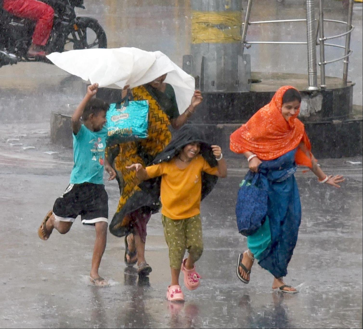 तस्वीरों में देखिए रविवार को राजधानी में आंधी, बारिश, जलभराव और मौज-मस्ती के नजारे। तस्वीरों में देखिए रविवार को राजधानी में आंधी, बारिश, जलभराव और मौज-मस्ती के नजारे।