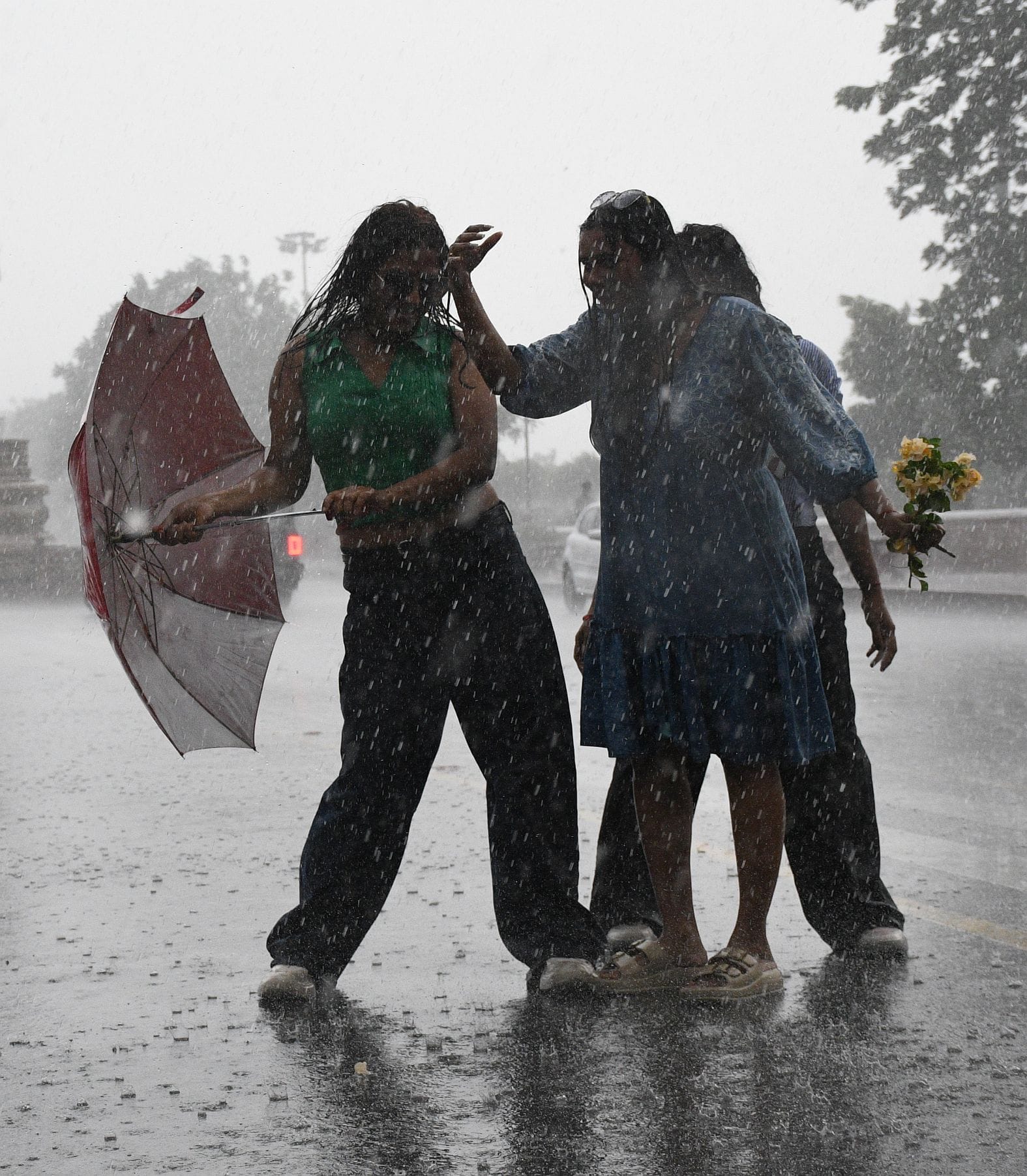 तस्वीरों में देखिए रविवार को राजधानी में आंधी, बारिश, जलभराव और मौज-मस्ती के नजारे। तस्वीरों में देखिए रविवार को राजधानी में आंधी, बारिश, जलभराव और मौज-मस्ती के नजारे।