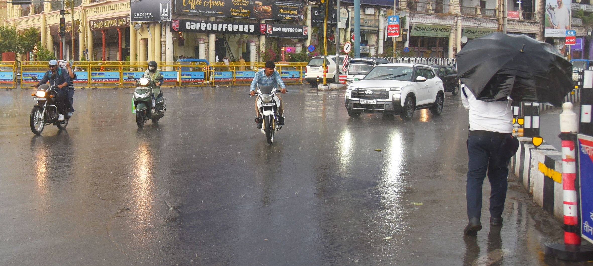 तस्वीरों में देखिए रविवार को राजधानी में आंधी, बारिश, जलभराव और मौज-मस्ती के नजारे। तस्वीरों में देखिए रविवार को राजधानी में आंधी, बारिश, जलभराव और मौज-मस्ती के नजारे।