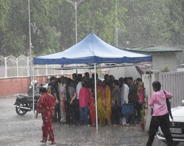 तस्वीरों में देखिए रविवार को राजधानी में आंधी, बारिश, जलभराव और मौज-मस्ती के नजारे। तस्वीरों में देखिए रविवार को राजधानी में आंधी, बारिश, जलभराव और मौज-मस्ती के नजारे।