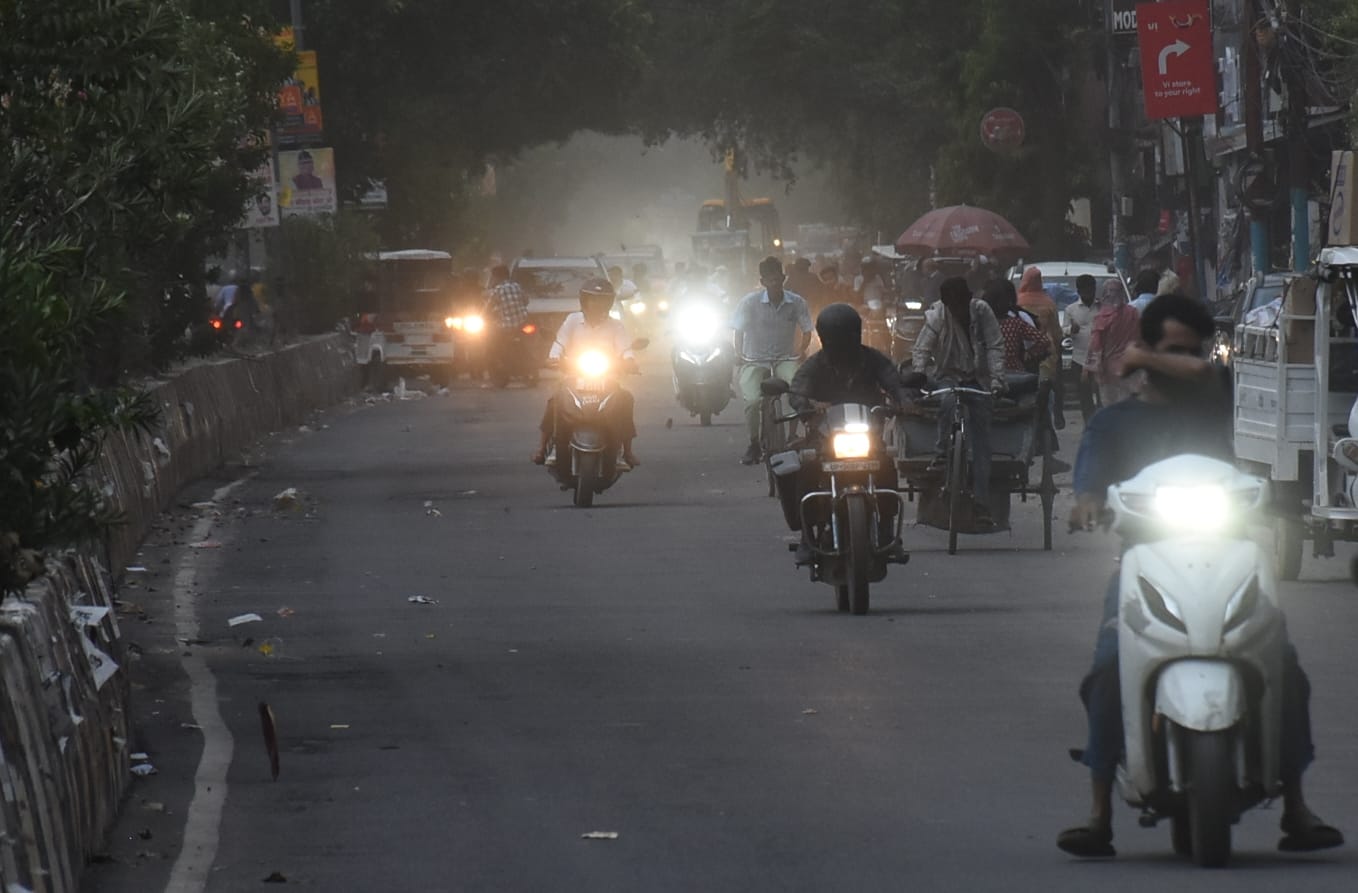 तस्वीरों में देखिए रविवार को राजधानी में आंधी, बारिश, जलभराव और मौज-मस्ती के नजारे। तस्वीरों में देखिए रविवार को राजधानी में आंधी, बारिश, जलभराव और मौज-मस्ती के नजारे।