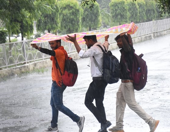 तस्वीरों में देखिए रविवार को राजधानी में आंधी, बारिश, जलभराव और मौज-मस्ती के नजारे। तस्वीरों में देखिए रविवार को राजधानी में आंधी, बारिश, जलभराव और मौज-मस्ती के नजारे।