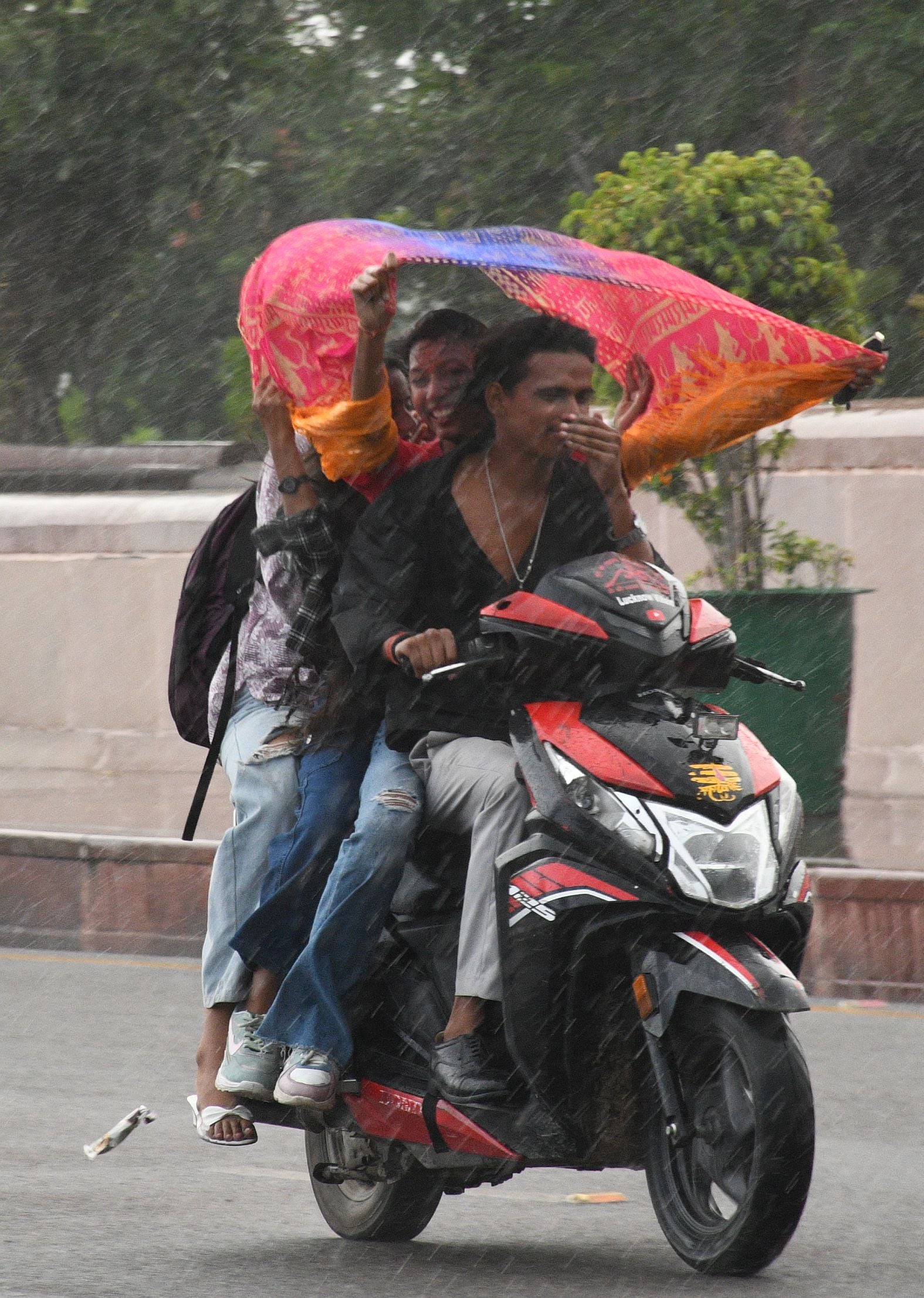 तस्वीरों में देखिए रविवार को राजधानी में आंधी, बारिश, जलभराव और मौज-मस्ती के नजारे। तस्वीरों में देखिए रविवार को राजधानी में आंधी, बारिश, जलभराव और मौज-मस्ती के नजारे।
