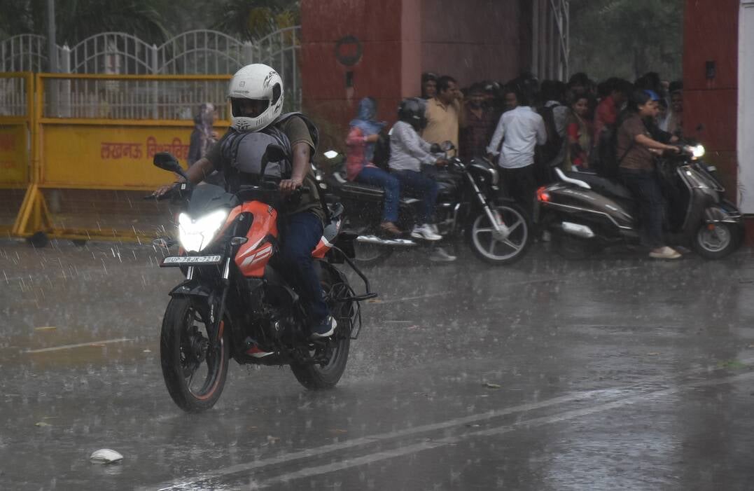 तस्वीरों में देखिए रविवार को राजधानी में आंधी, बारिश, जलभराव और मौज-मस्ती के नजारे। तस्वीरों में देखिए रविवार को राजधानी में आंधी, बारिश, जलभराव और मौज-मस्ती के नजारे।