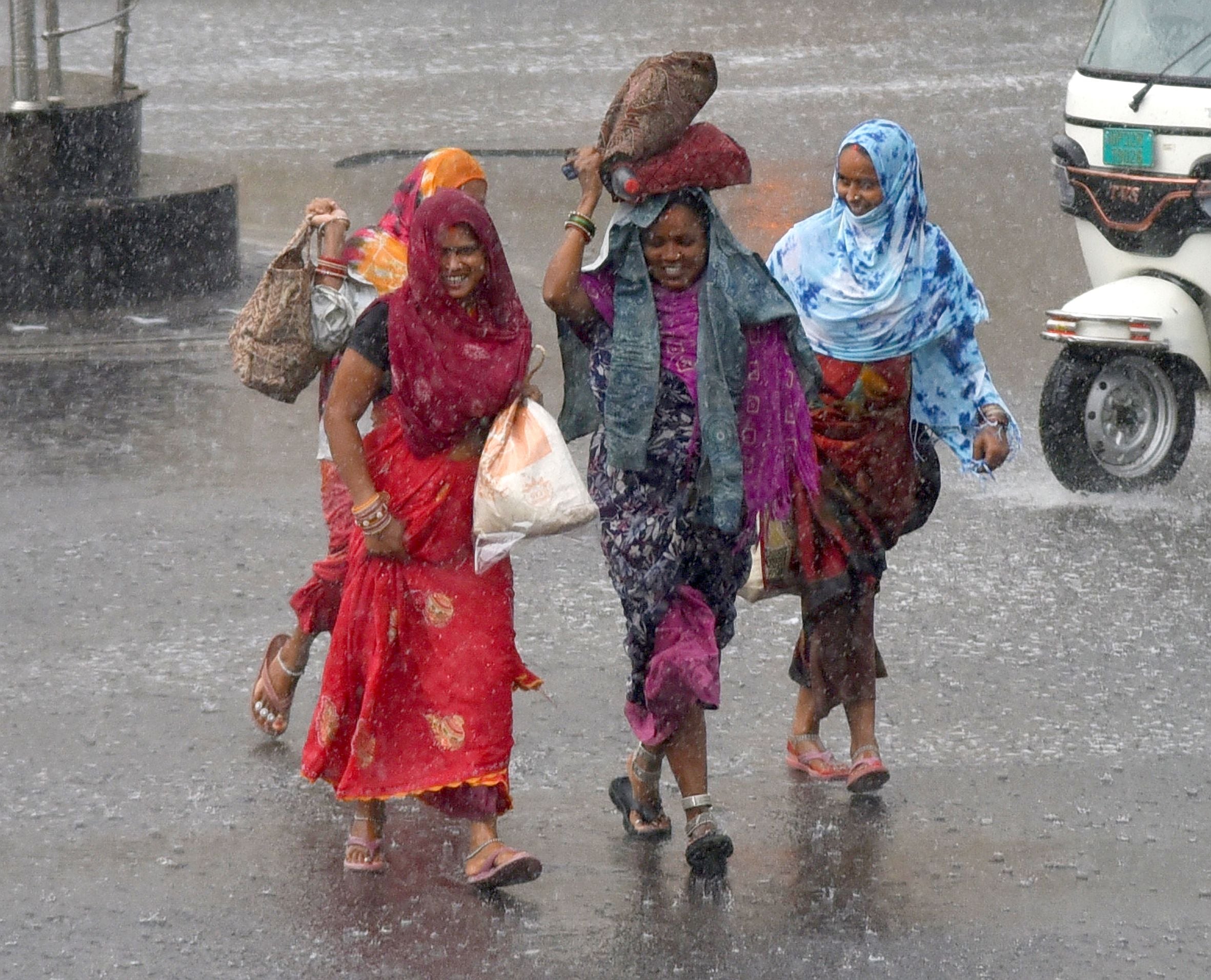 तस्वीरों में देखिए रविवार को राजधानी में आंधी, बारिश, जलभराव और मौज-मस्ती के नजारे। तस्वीरों में देखिए रविवार को राजधानी में आंधी, बारिश, जलभराव और मौज-मस्ती के नजारे।