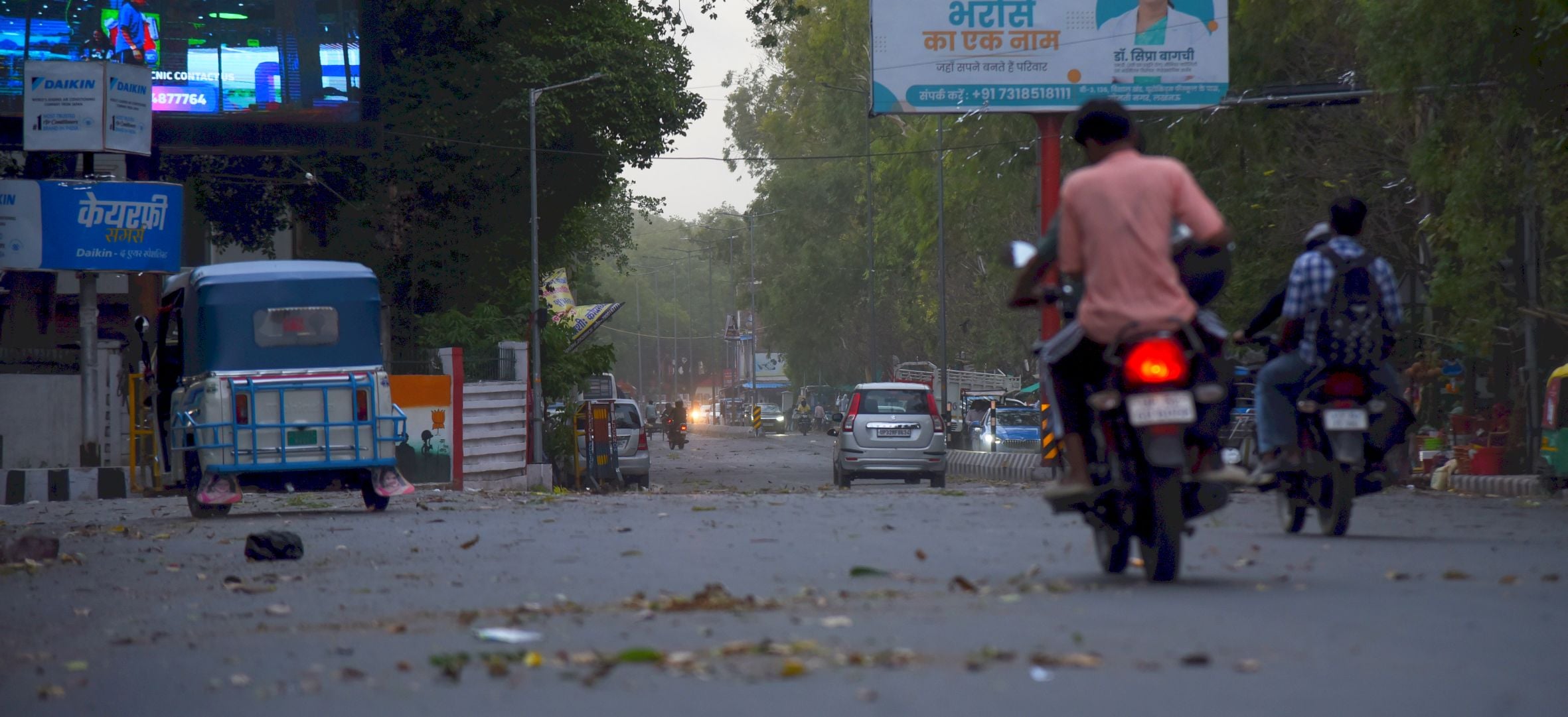 तस्वीरों में देखिए रविवार को राजधानी में आंधी, बारिश, जलभराव और मौज-मस्ती के नजारे। तस्वीरों में देखिए रविवार को राजधानी में आंधी, बारिश, जलभराव और मौज-मस्ती के नजारे।