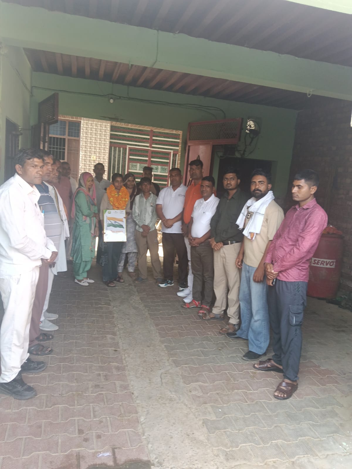देवबन में प्रतिभा सम्मान अभियान के तहत मानसी को सम्मानित करते हुए कन्या शक्ति मिशन फाउंडेशन के 