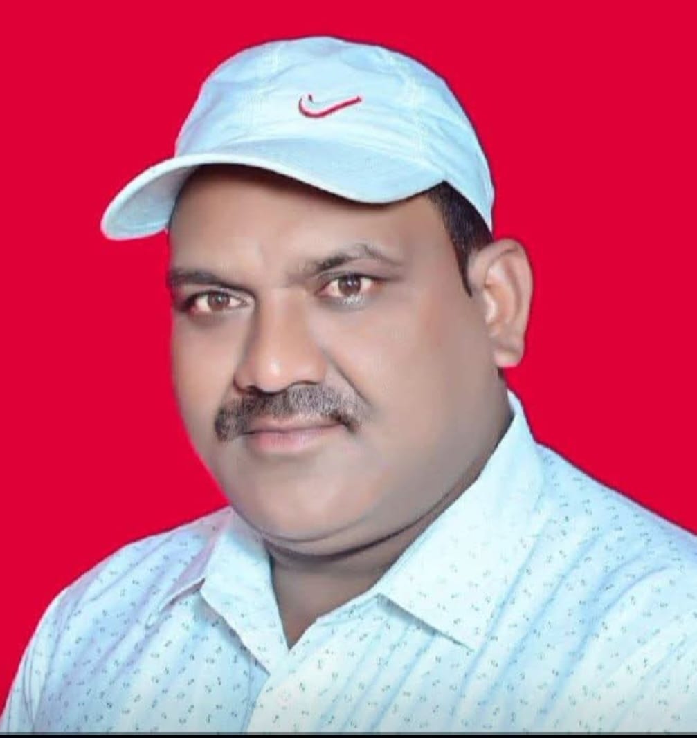 वॉटर कूलर सही होने पानी चैक करते नगर पंचायत कर्मी स्रोत संवाद