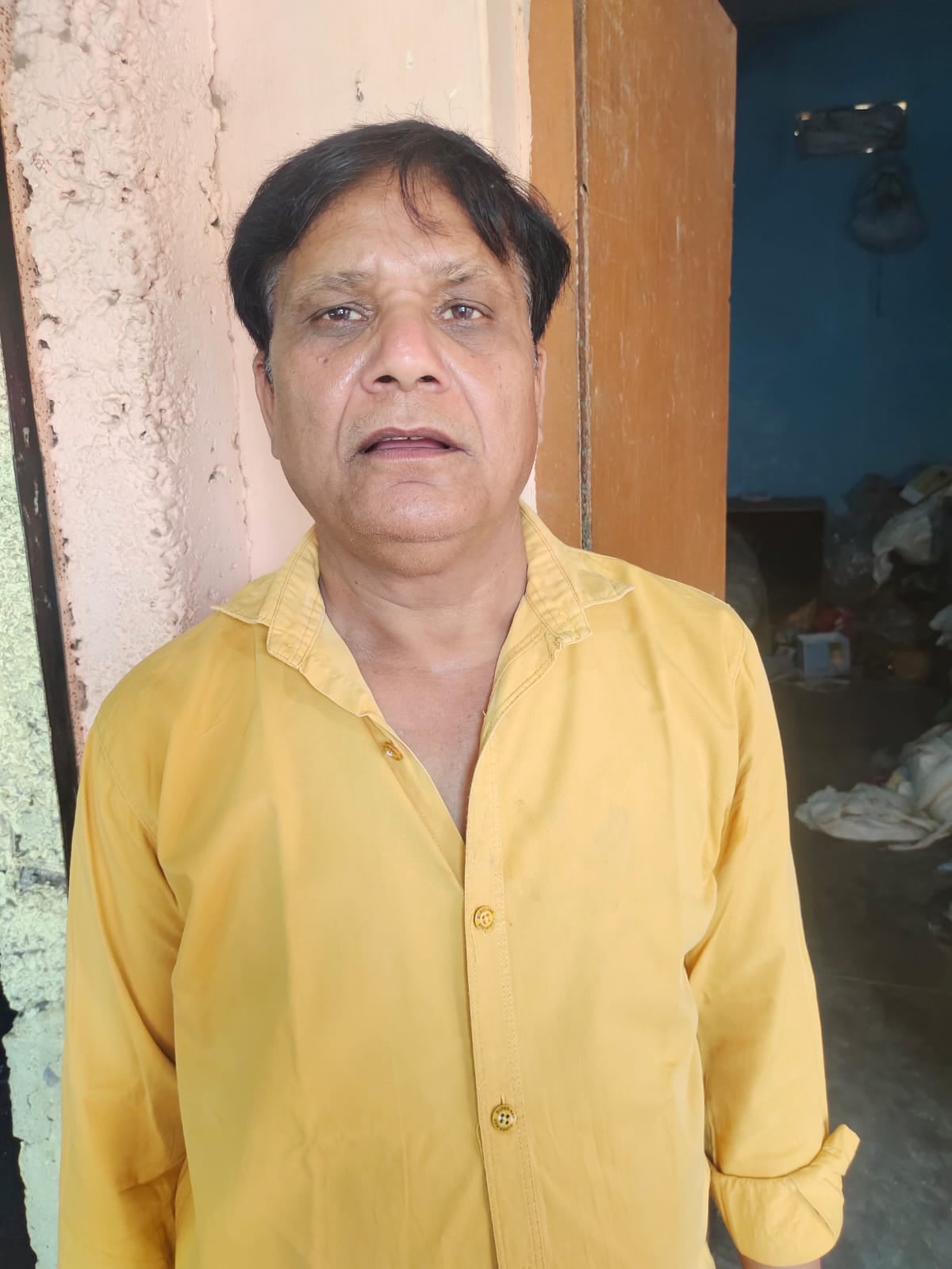 वॉटर कूलर सही होने पानी चैक करते नगर पंचायत कर्मी स्रोत संवाद