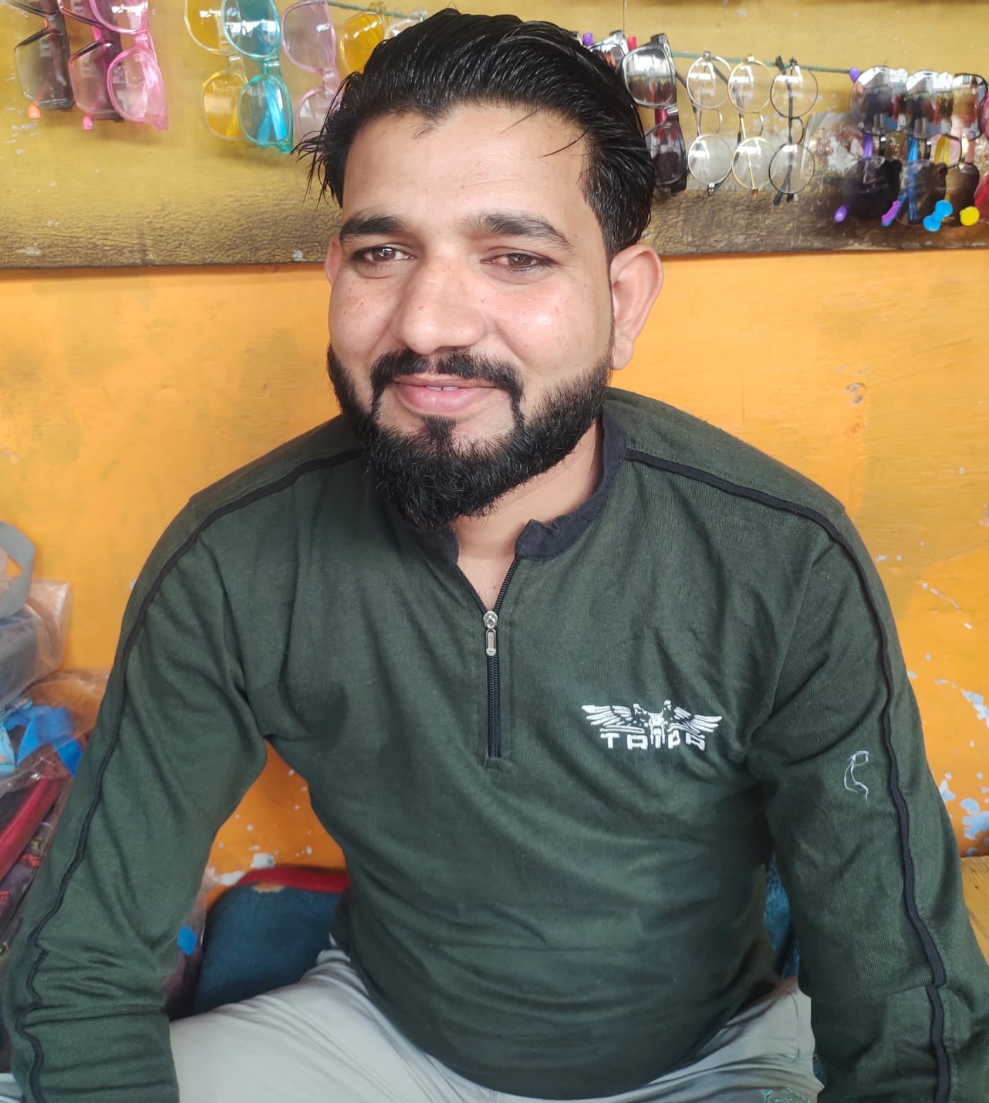 वॉटर कूलर सही होने पानी चैक करते नगर पंचायत कर्मी स्रोत संवाद