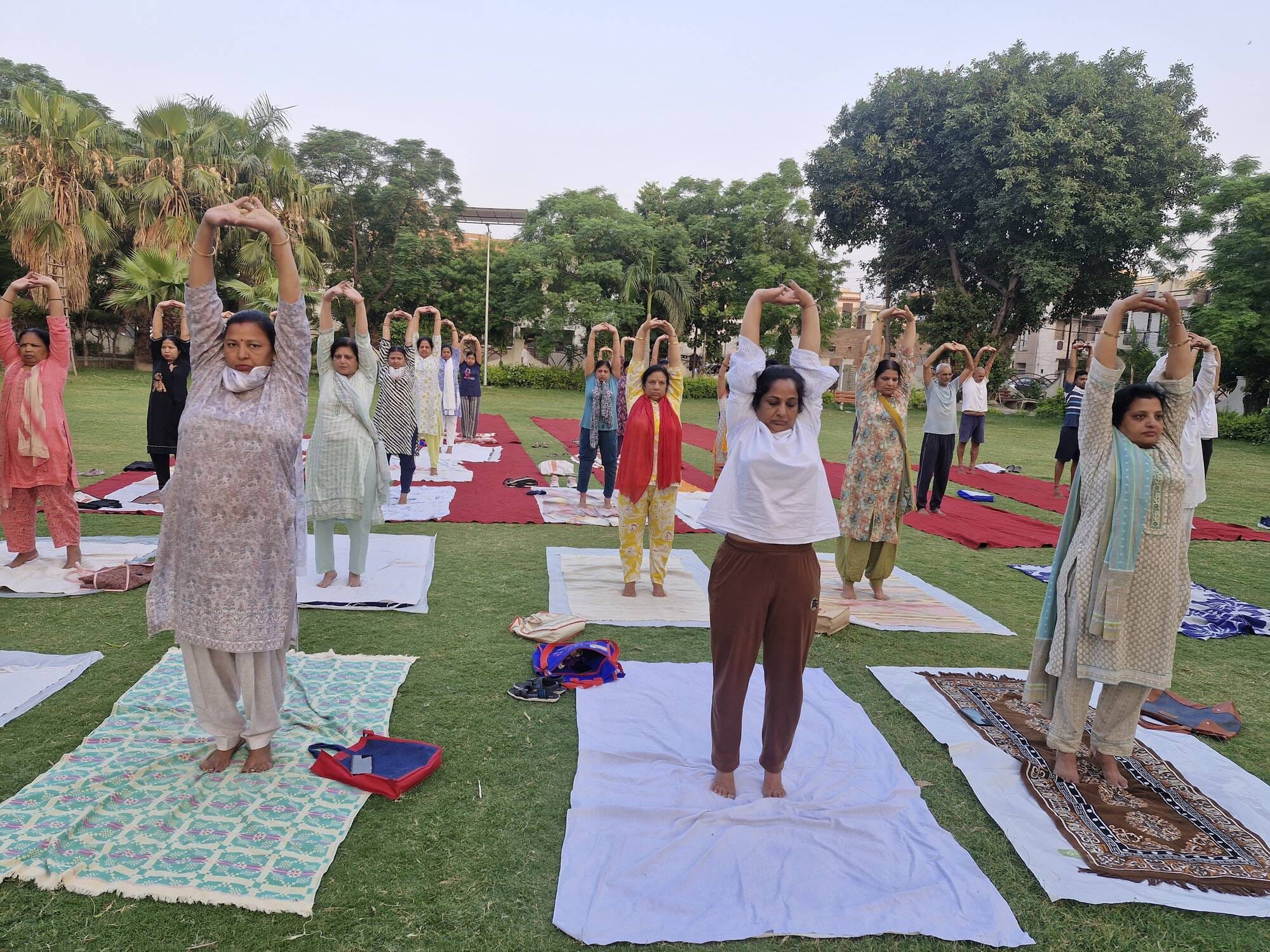 योग प्रोटोकॉल प्रशिक्षण शिविर में योग करते साधक।