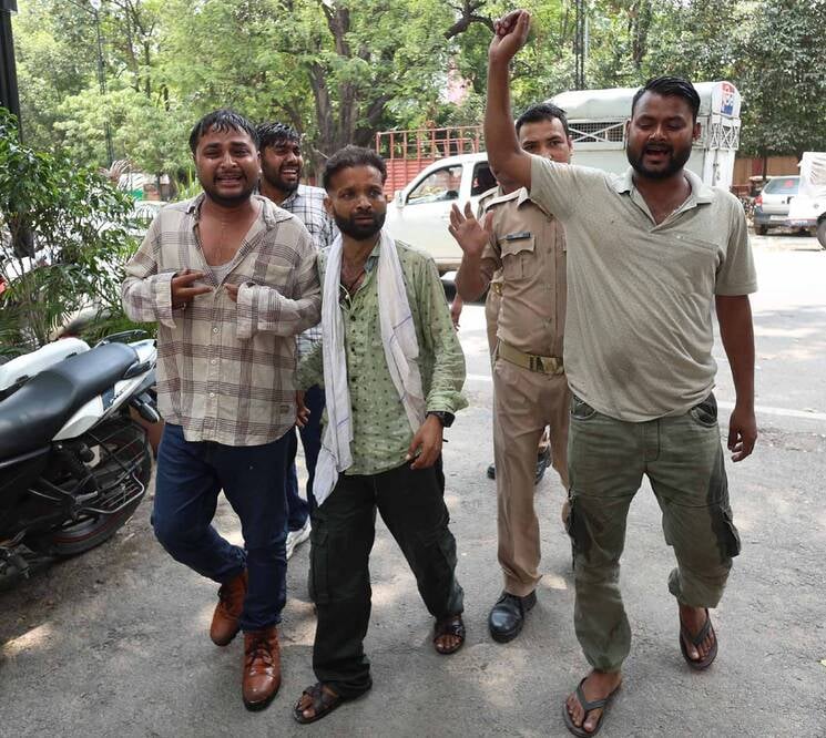 आत्मदाह का प्रयास करते संविदा परिचालक। आत्मदाह का प्रयास करते संविदा परिचालक।