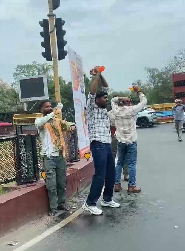 आत्मदाह का प्रयास करते संविदा परिचालक। आत्मदाह का प्रयास करते संविदा परिचालक।