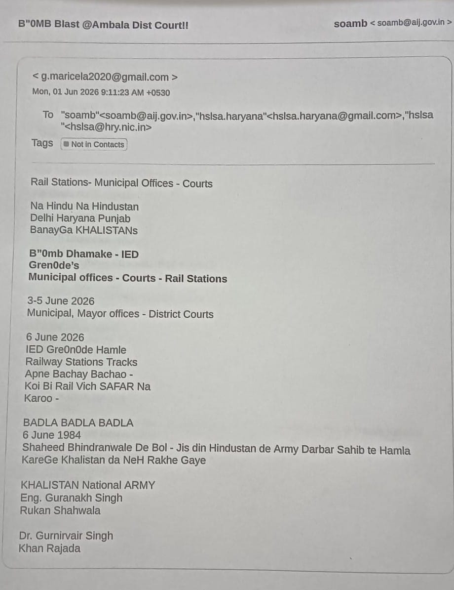 अंबाला छावनी रेलवे स्टेशन के प्लेफार्म 1 पर चेकिंग करते सुरक्षा कर्मचारी। संवाद