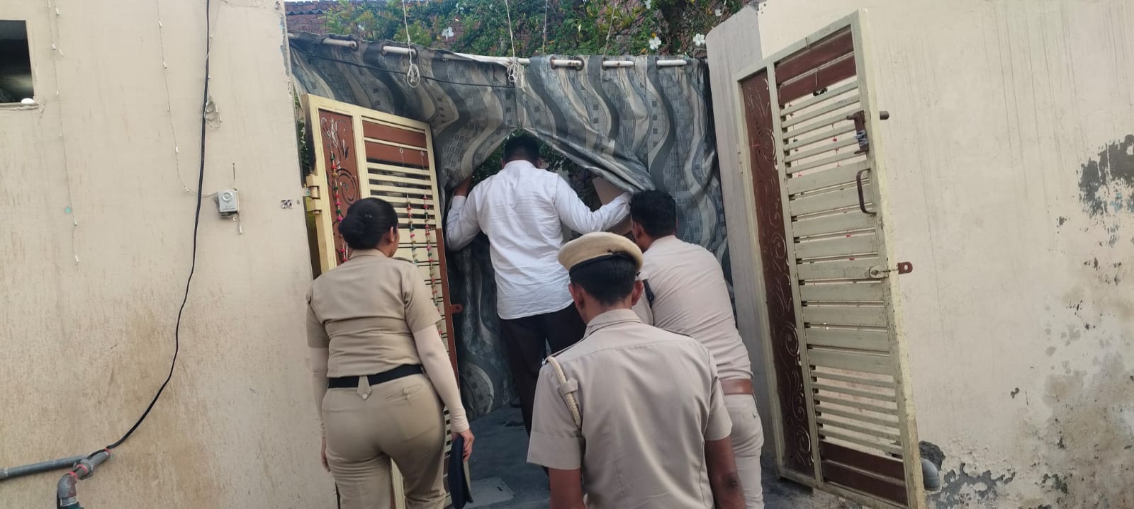 अंबाला कैंट के महेश नगर में  मकान के बाहर पूछताछ करती हुई पुलिस की टीमें: पुलिस पीआरओ