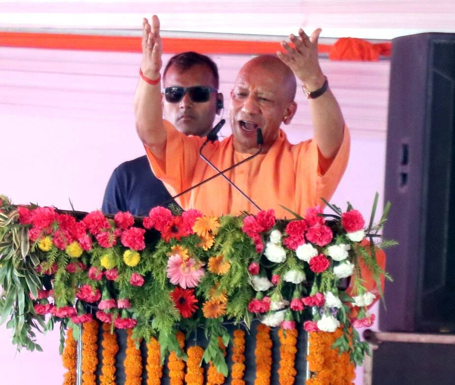 अफजलगढ़ के गांव आलमपुर गावड़ी में भाजपा की जनसभा में भीड़ का अभिवादन करते मुख्यमंत्री योगी आदि