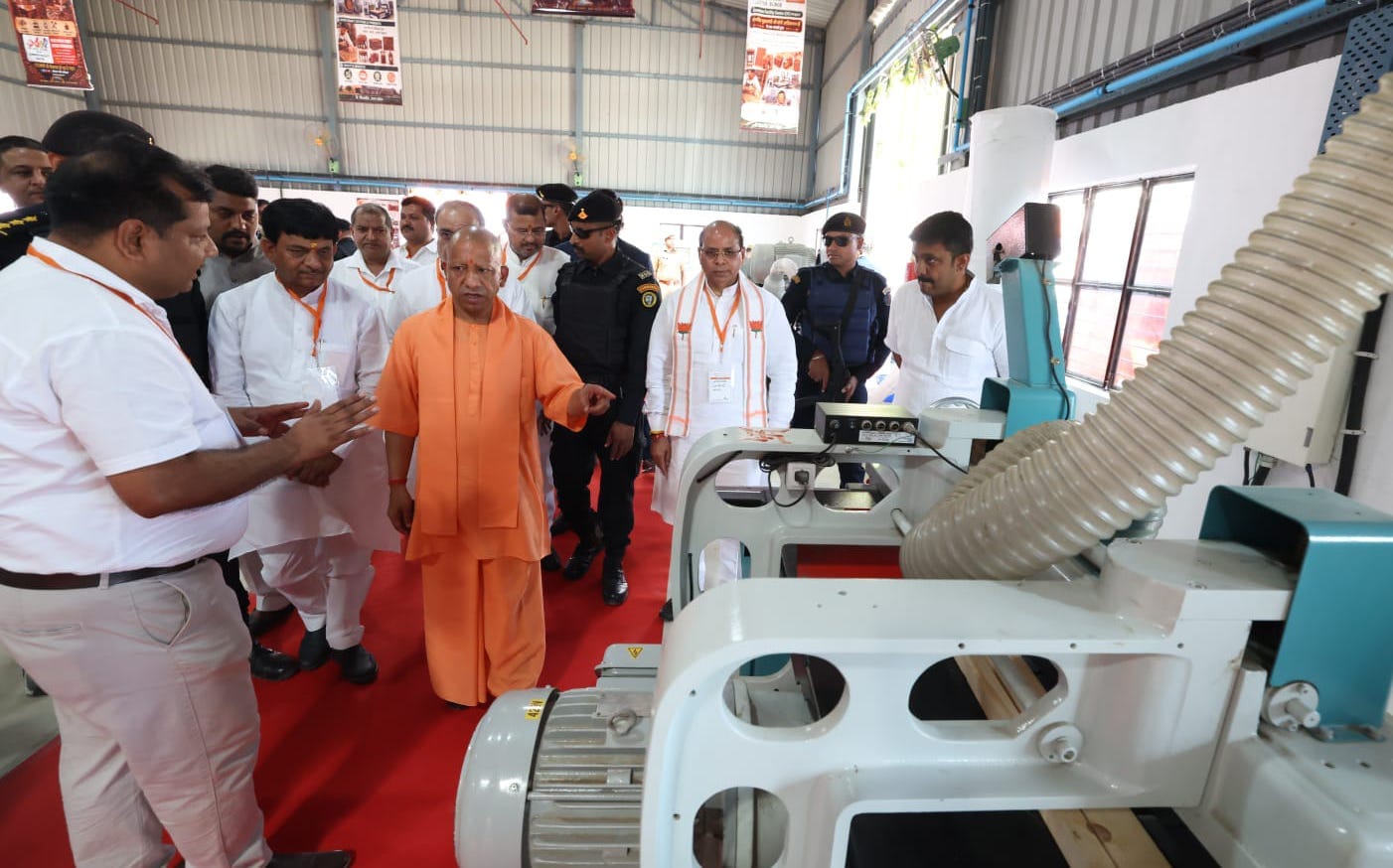 अफजलगढ़ के गांव आलमपुर गावड़ी में भाजपा की जनसभा में भीड़ का अभिवादन करते मुख्यमंत्री योगी आदि