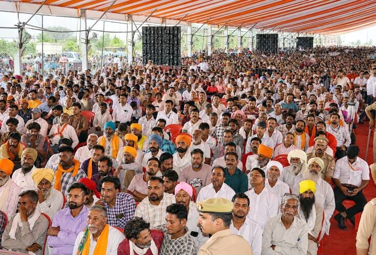 अफजलगढ़ के गांव आलमपुर गावड़ी में भाजपा की जनसभा में भीड़ का अभिवादन करते मुख्यमंत्री योगी आदि