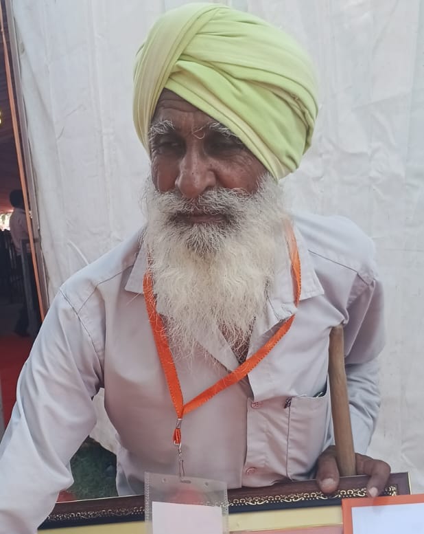 अफजलगढ़ के गांव आलमपुर गावड़ी मे भाजपा की जनसभा में विस्थापित परिवार के सदस्य को भूमि अधिकार प