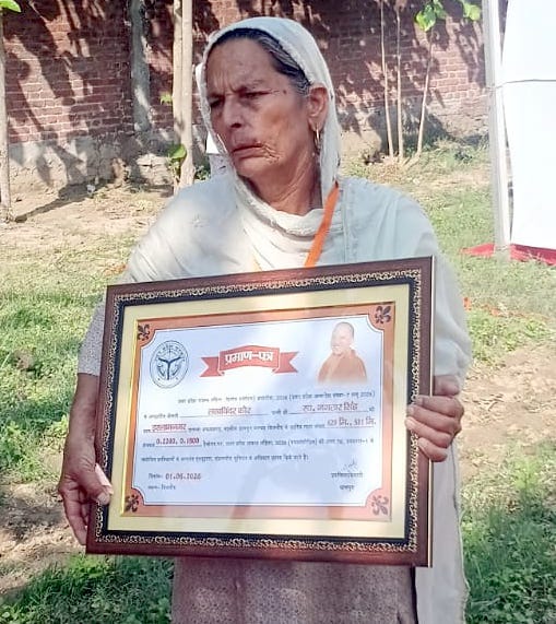 अफजलगढ़ के गांव आलमपुर गावड़ी मे भाजपा की जनसभा में विस्थापित परिवार के सदस्य को भूमि अधिकार प