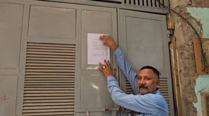 असद के मकान पर मुनादी की घोषणा करते प्रशासनिक टीम के अधिकारी। अमर उजाला असद के मकान पर मुनादी की घोषणा करते प्रशासनिक टीम के अधिकारी। अमर उजाला