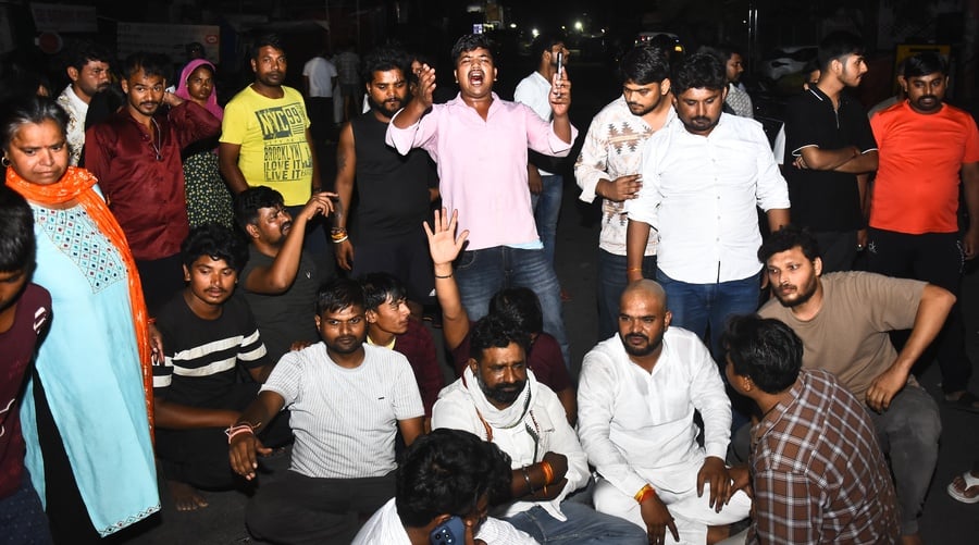 बंगला बाजार पुलिस चौकी का घेराव कर प्रदर्शन करते लोग।
