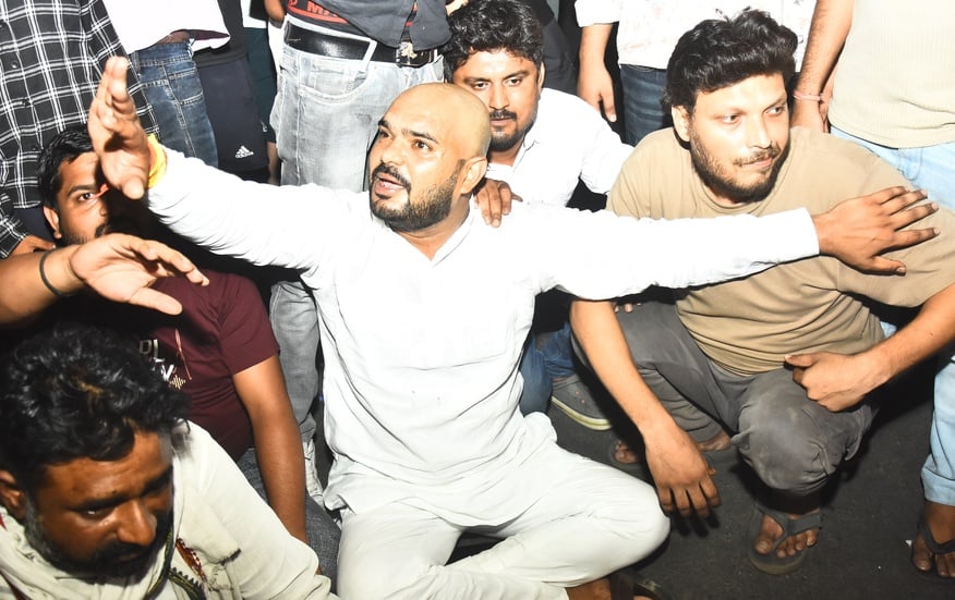 बंगला बाजार पुलिस चौकी का घेराव कर प्रदर्शन करते लोग।