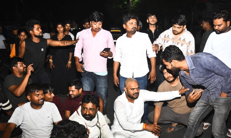 बंगला बाजार पुलिस चौकी का घेराव कर प्रदर्शन करते लोग।