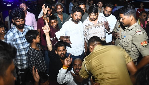 बंगला बाजार पुलिस चौकी का घेराव कर प्रदर्शन करते लोग।