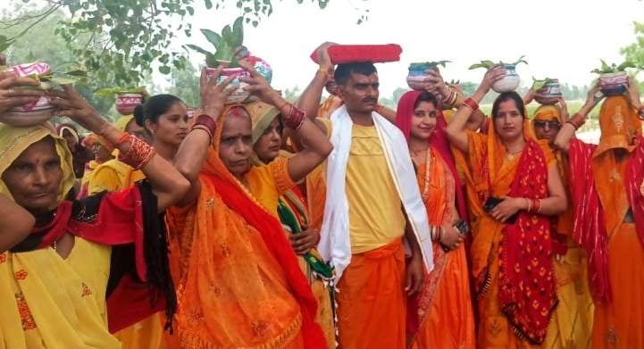 बड़ागांव में निकाली गई कलश यात्रा में शामिल श्रद्धालु। स्रोत : आयोजक