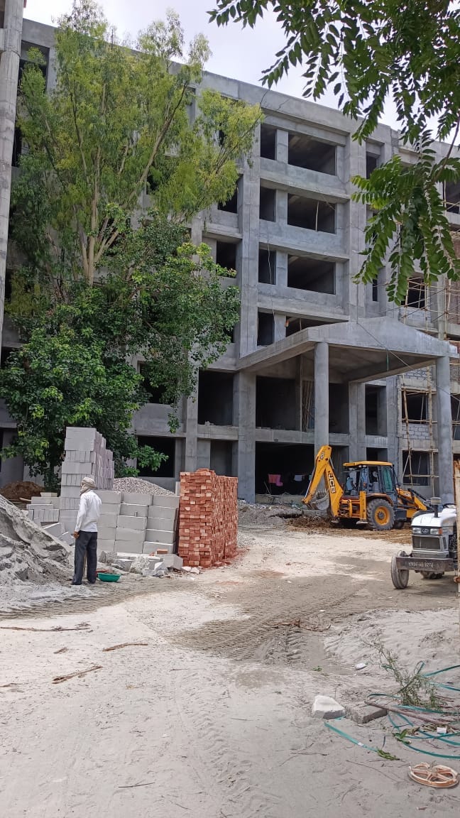 एसड़ीओ की मौजूदगी में चलता निर्माण कार्य संवाद एसड़ीओ की मौजूदगी में चलता निर्माण कार्य संवाद