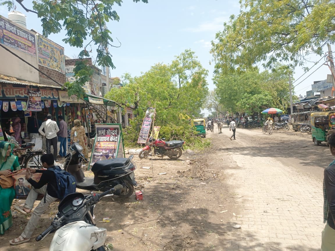 फोटो - 16 अमलोर गांव में हैंडपंप से पानी भरते ग्रामीण। संवाद
