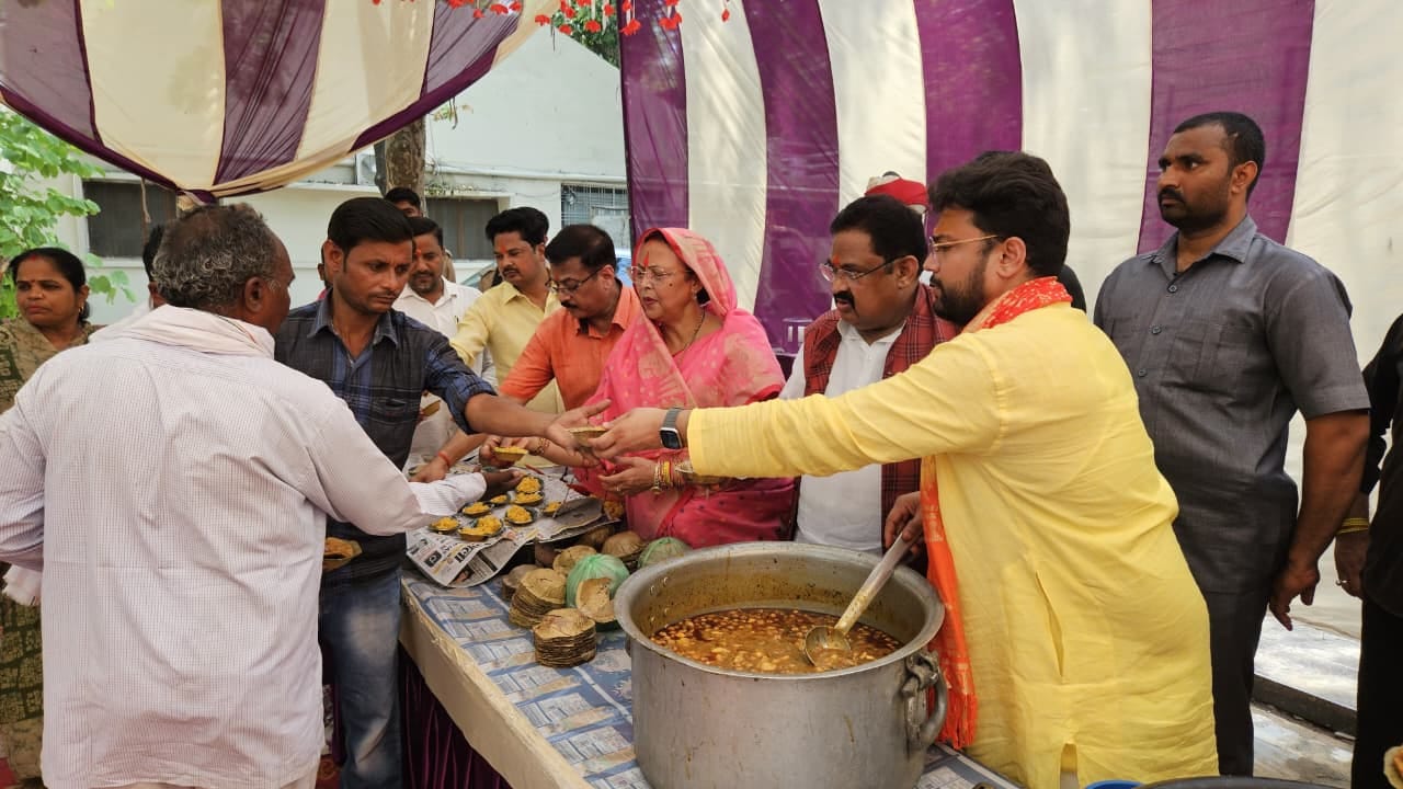 फोटो-17- धर्मशाला रोड पर भंडारा में प्रसाद वितरण करते श्रद्धालु। संवाद