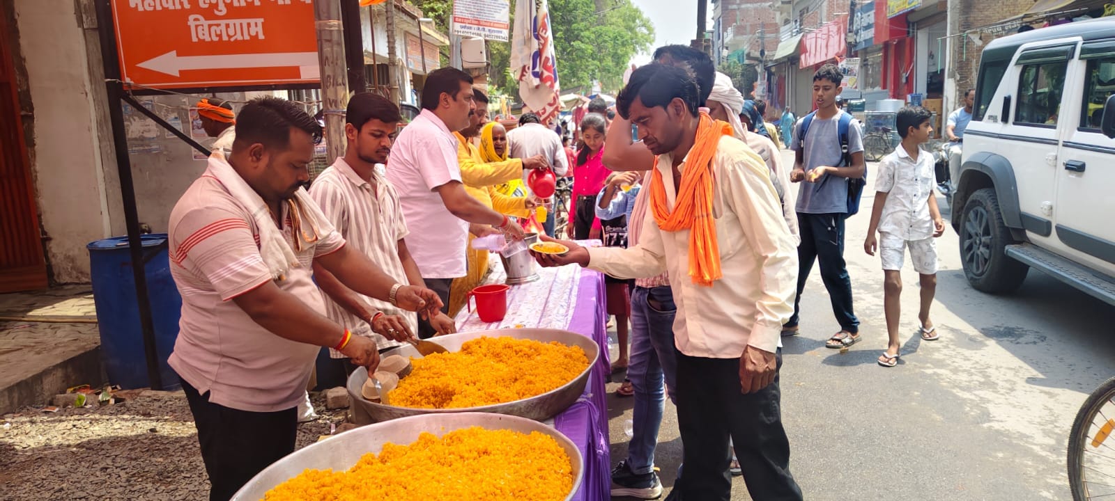 फोटो-17- धर्मशाला रोड पर भंडारा में प्रसाद वितरण करते श्रद्धालु। संवाद