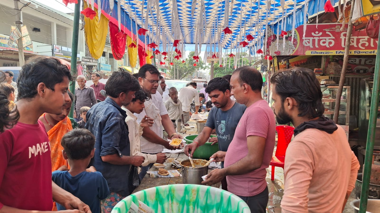 फोटो-17- धर्मशाला रोड पर भंडारा में प्रसाद वितरण करते श्रद्धालु। संवाद