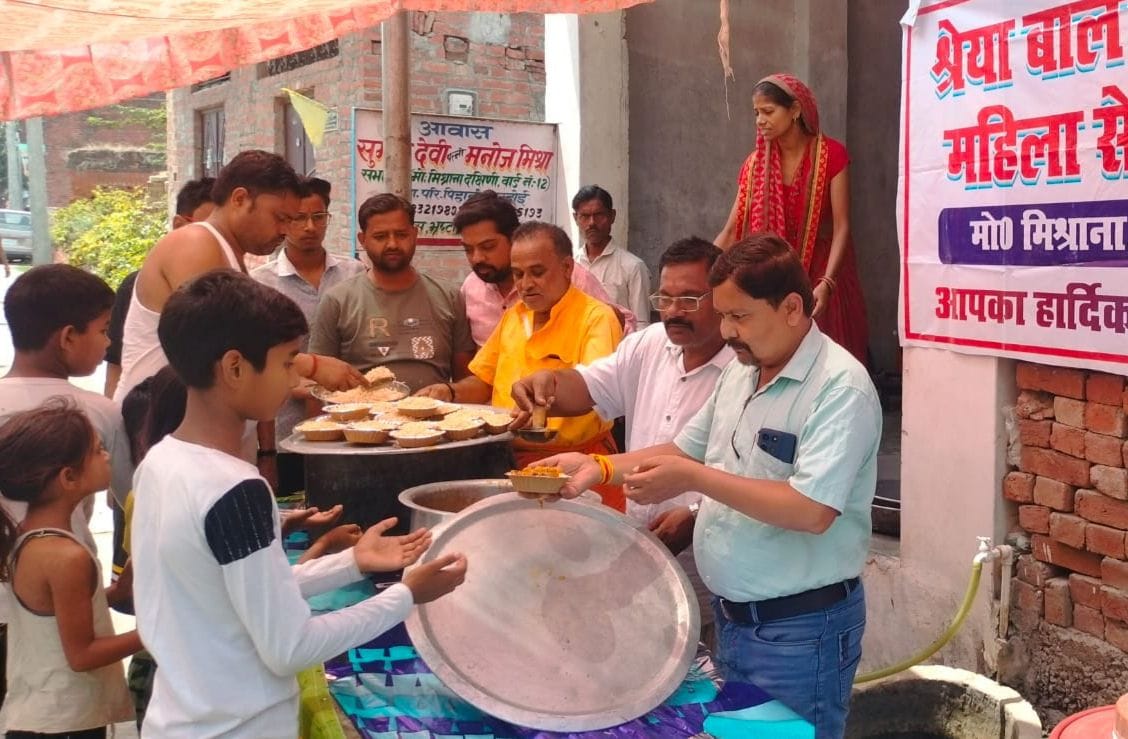 फोटो-17- धर्मशाला रोड पर भंडारा में प्रसाद वितरण करते श्रद्धालु। संवाद