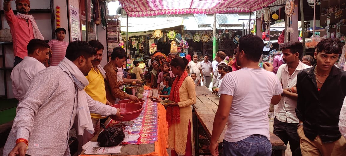 फोटो-17- धर्मशाला रोड पर भंडारा में प्रसाद वितरण करते श्रद्धालु। संवाद