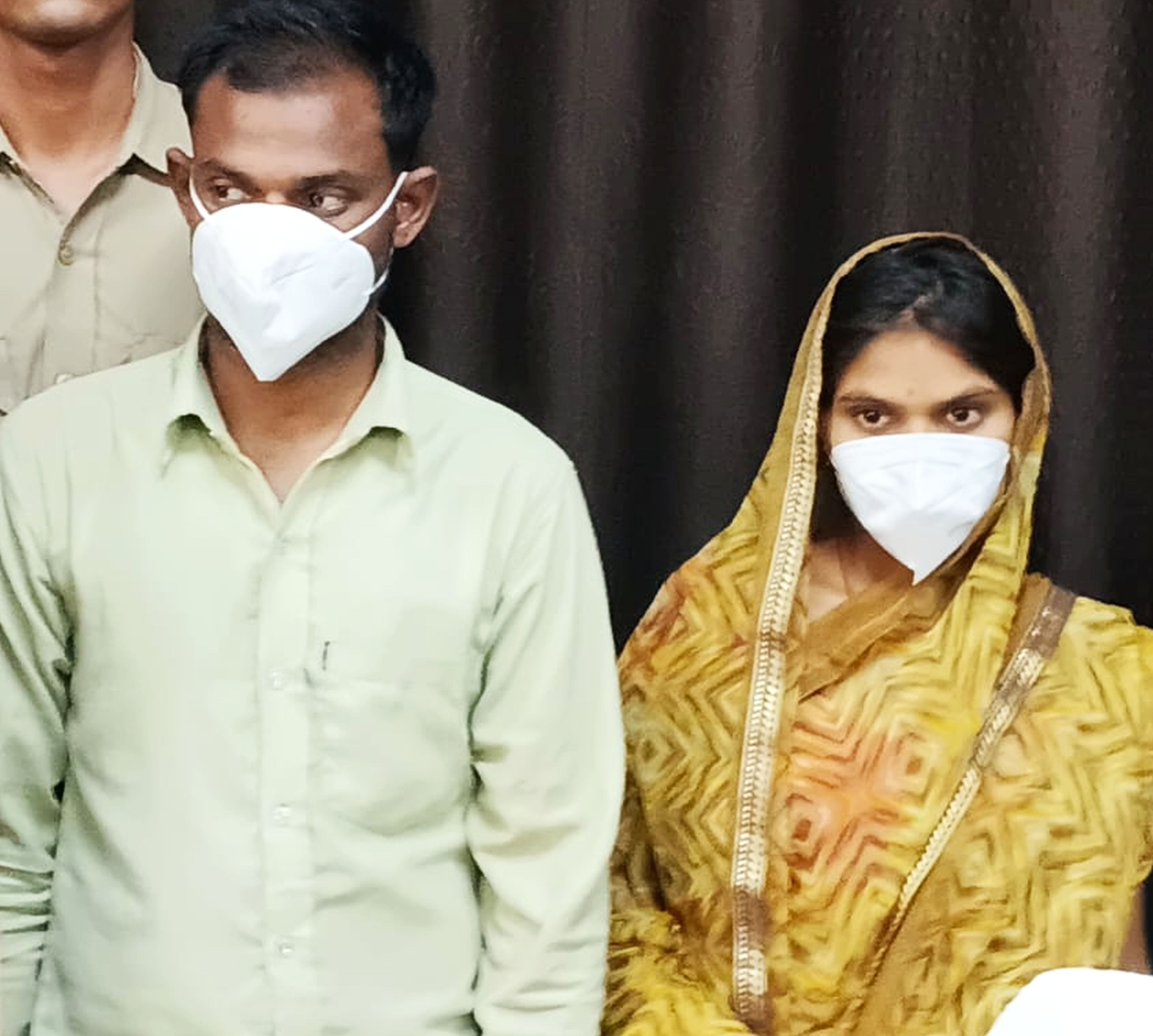 फोटो-21-पुलिस लाइन में खड़े हत्यारोपी दंपती। संवाद फोटो-21-पुलिस लाइन में खड़े हत्यारोपी दंपती। संवाद