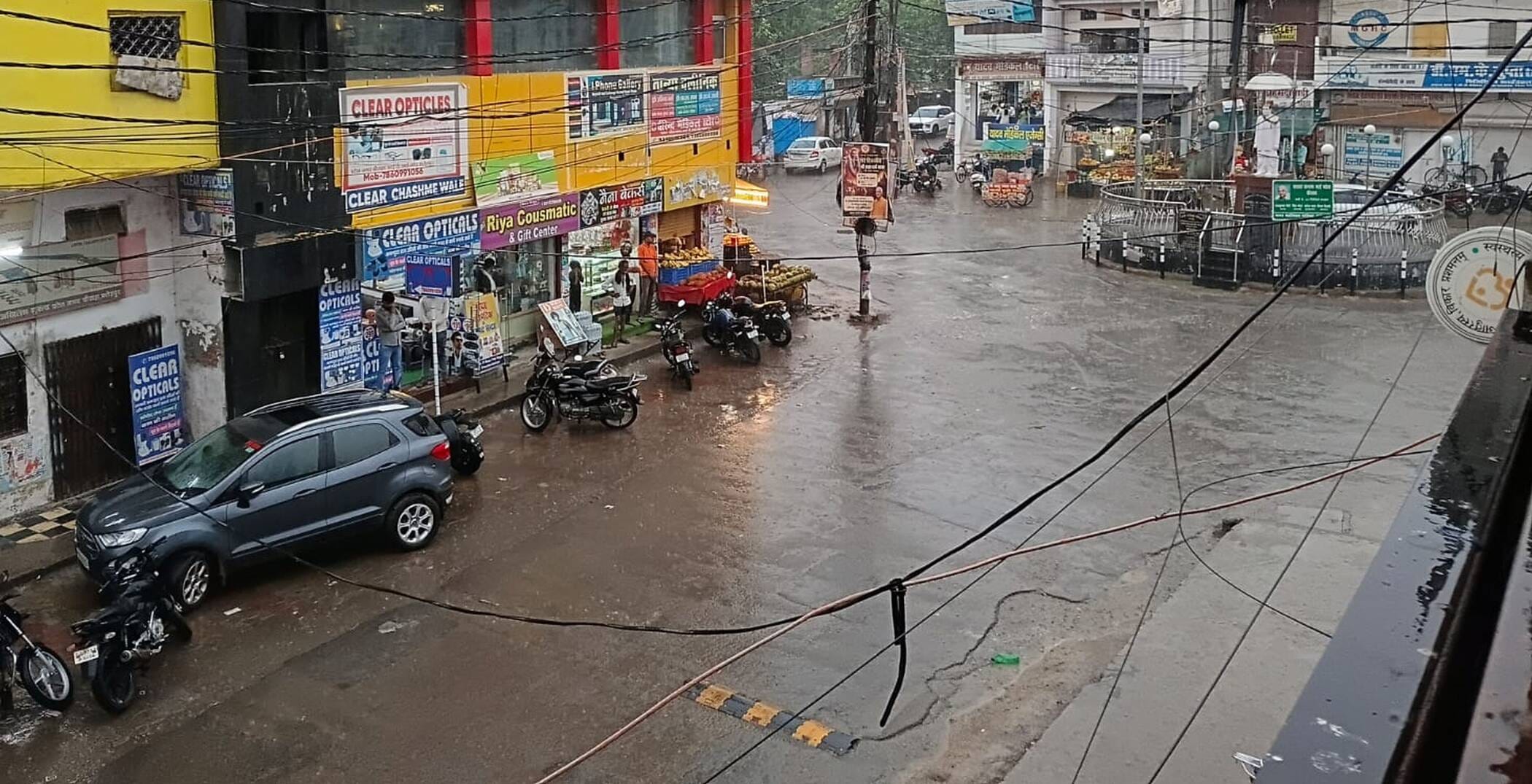 फोटो-26-बारिश से सूना पड़ा पटेलनगर चौराहा। संवाद फोटो-26-बारिश से सूना पड़ा पटेलनगर चौराहा। संवाद