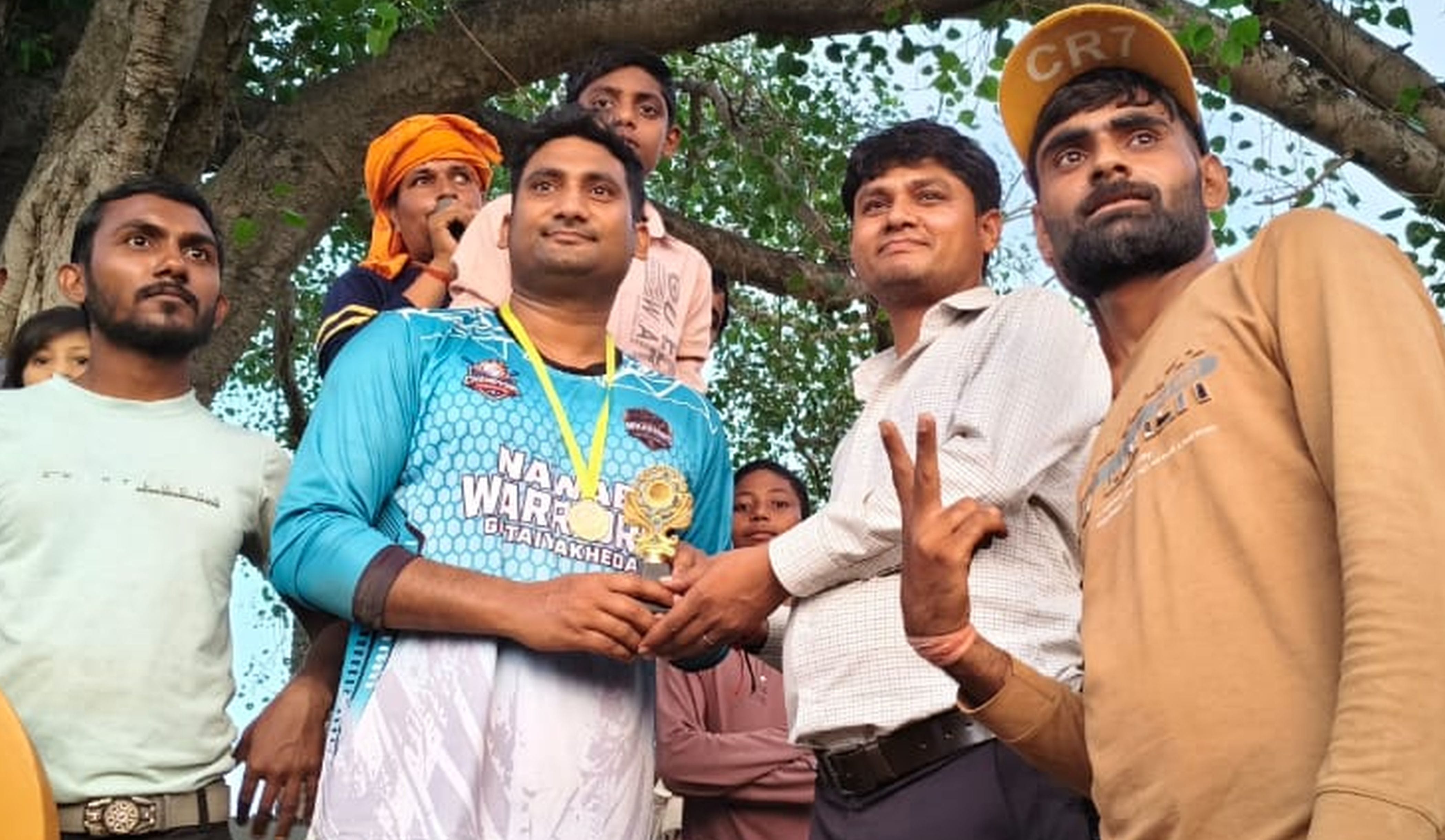 फोटो-29-शिवम को मैन ऑफ द मैच से सम्मानित करते पदाधिकारी। संवाद फोटो-29-शिवम को मैन ऑफ द मैच से सम्मानित करते पदाधिकारी। संवाद