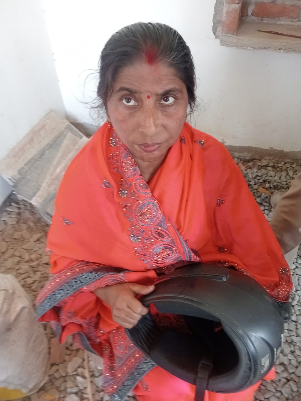 फोटो-30 डबरी चेक पोस्ट पर सीसीटीवी कैमरे देखते उपनिरीक्षक आशुतोष कुमार तथा पीड़ित राहुल शुक्ला।
